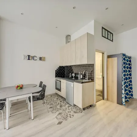 133 Charly - Superb In Paris. *